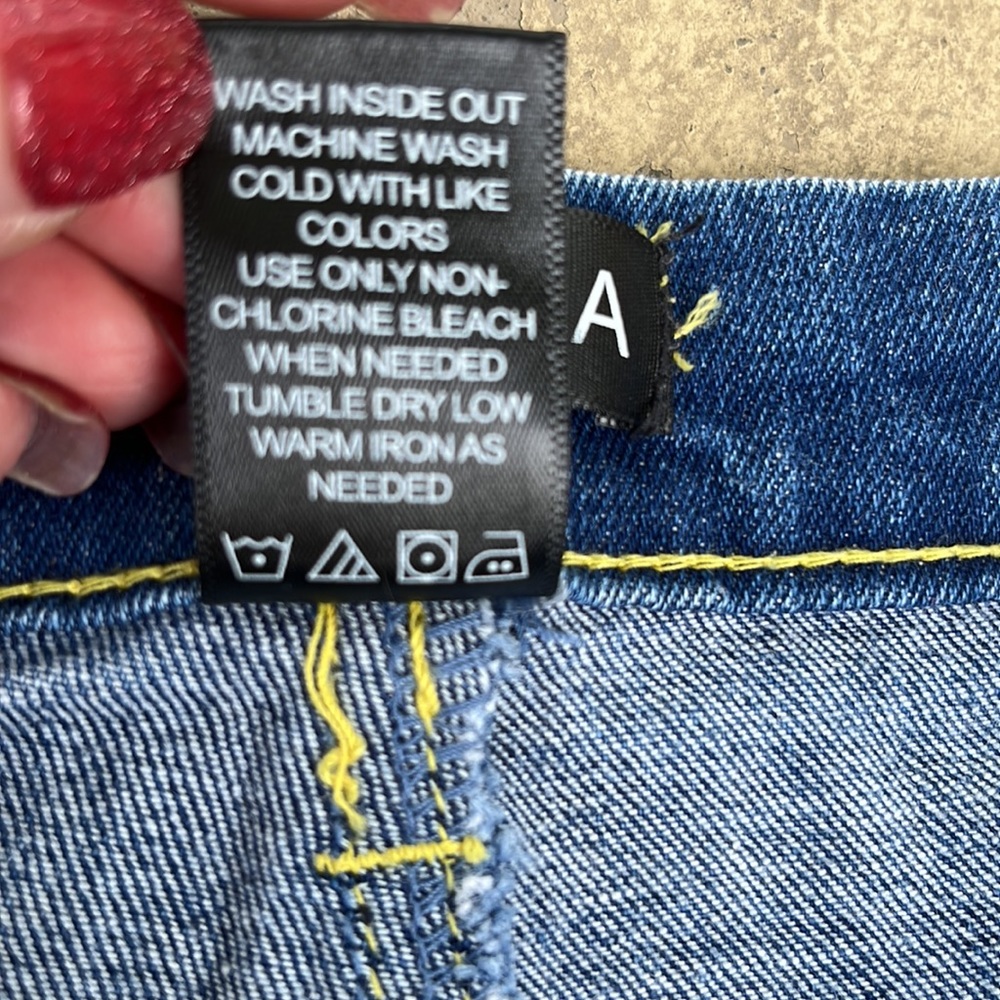 EUC Generra denim distressed capris - Picture 8 of 16